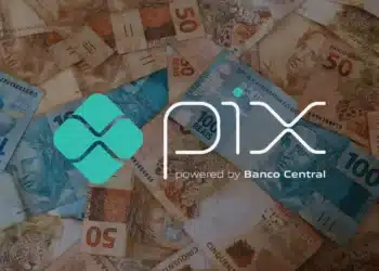 Imagem do Pix com cédulas de real ao fundo representando estudo do Banco Central para conexão com sistemas de pagamentos internacionais.