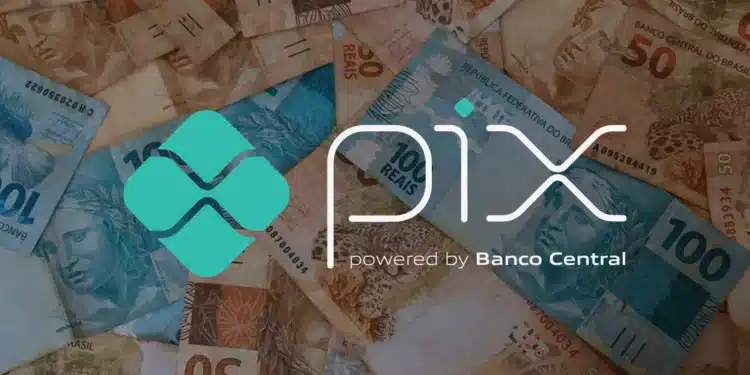 Imagem do Pix com cédulas de real ao fundo representando estudo do Banco Central para conexão com sistemas de pagamentos internacionais.