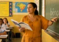 Professora explica no quadro o plural de bênção, com destaque para a palavra “bênçãos”.