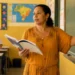 Professora explica no quadro o plural de bênção, com destaque para a palavra “bênçãos”.