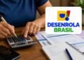 Arte com a marca do Desenrola Brasil sobre foto de pessoa usando calculadora diante de faturas e caderno com lista de contas a pagar, em referência aos descontos da renegociação