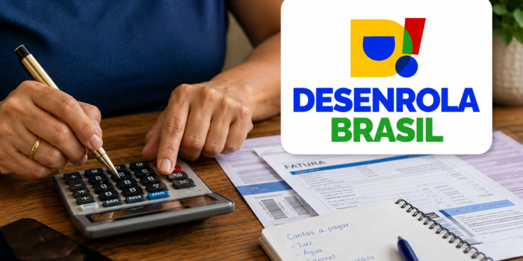 Arte com a marca do Desenrola Brasil sobre foto de pessoa usando calculadora diante de faturas e caderno com lista de contas a pagar, em referência aos descontos da renegociação