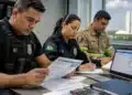 Profissionais de segurança analisando documentos relacionados à restituição do Imposto de Renda.
