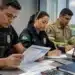 Profissionais de segurança analisando documentos relacionados à restituição do Imposto de Renda.
