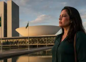 Mulher com marcas de violência em frente ao Congresso Nacional representa proposta aprovada pela Câmara que prevê prioridade no Bolsa Família para vítimas de violência.