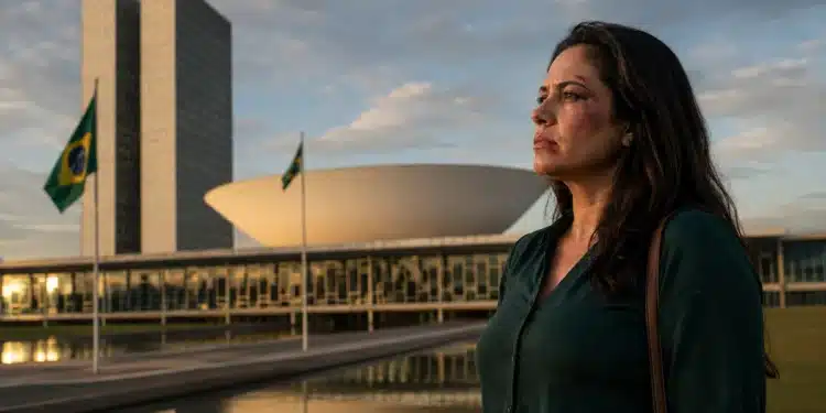 Mulher com marcas de violência em frente ao Congresso Nacional representa proposta aprovada pela Câmara que prevê prioridade no Bolsa Família para vítimas de violência.