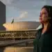Mulher com marcas de violência em frente ao Congresso Nacional representa proposta aprovada pela Câmara que prevê prioridade no Bolsa Família para vítimas de violência.