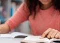 Pessoa estudando para concursos públicos e processos seletivos com oportunidades em Minas Gerais.