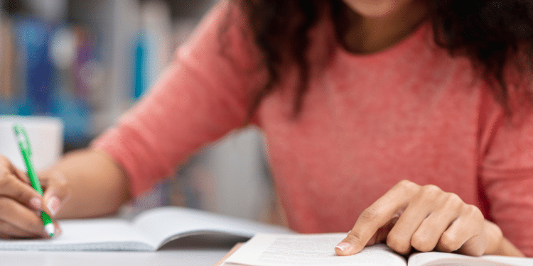 Pessoa estudando para concursos públicos e processos seletivos com oportunidades em Minas Gerais.