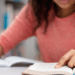 Pessoa estudando para concursos públicos e processos seletivos com oportunidades em Minas Gerais.