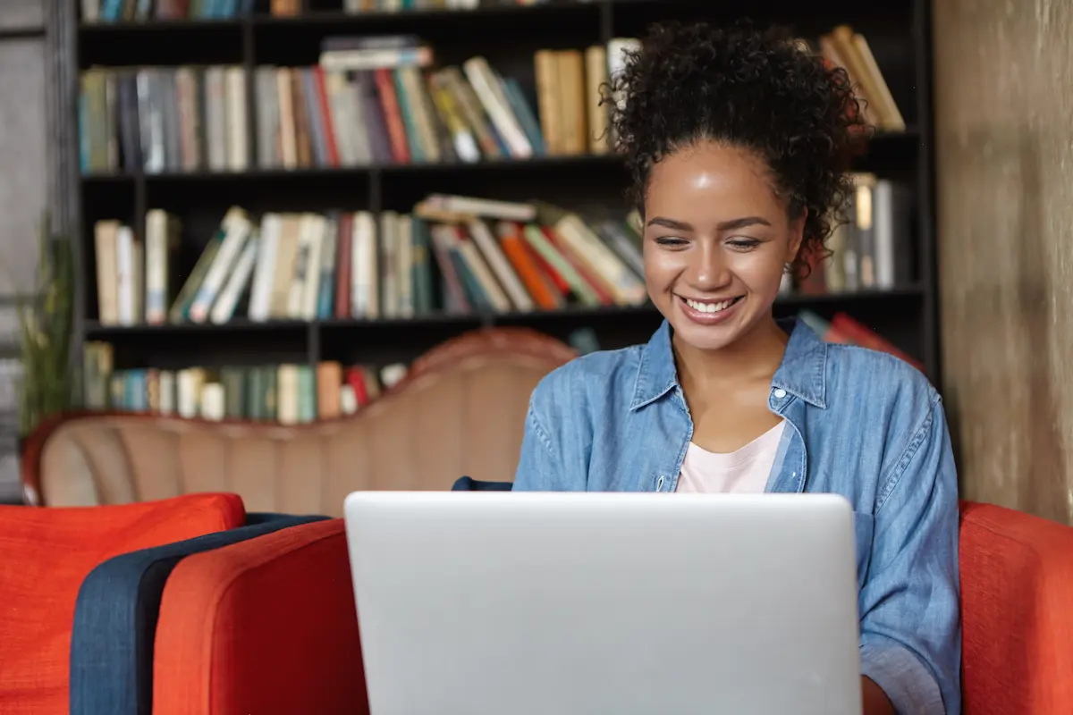 Estudante universitária utiliza notebook durante preparação para candidatura ao programa de estágio Kraft Heinz 2027.