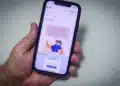 Estudante consulta o Portal Único de Acesso ao Ensino Superior pelo celular para verificar a lista de pré-selecionados do Prouni.