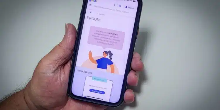 Estudante consulta o Portal Único de Acesso ao Ensino Superior pelo celular para verificar a lista de pré-selecionados do Prouni.