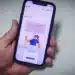 Estudante consulta o Portal Único de Acesso ao Ensino Superior pelo celular para verificar a lista de pré-selecionados do Prouni.