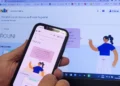 Pessoa acessa a página do Prouni pelo celular e pelo computador para consultar a segunda chamada de 2026.2.