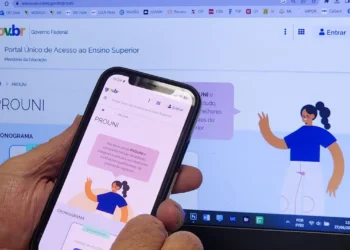 Pessoa acessa a página do Prouni pelo celular e pelo computador para consultar a segunda chamada de 2026.2.
