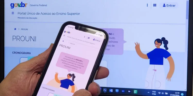 Pessoa acessa a página do Prouni pelo celular e pelo computador para consultar a segunda chamada de 2026.2.