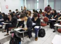 Estudantes em sala de aula durante atividade acadêmica; Prouni oferece mais de 471 mil bolsas no segundo semestre.