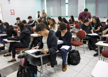 Estudantes em sala de aula durante atividade acadêmica; Prouni oferece mais de 471 mil bolsas no segundo semestre.