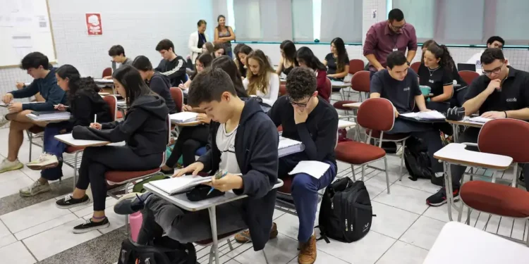 Estudantes em sala de aula durante atividade acadêmica; Prouni oferece mais de 471 mil bolsas no segundo semestre.