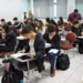 Estudantes em sala de aula durante atividade acadêmica; Prouni oferece mais de 471 mil bolsas no segundo semestre.
