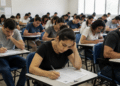 Candidatos realizam prova de concurso público em sala de aula.