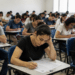 Candidatos realizam prova de concurso público em sala de aula.