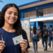 Estudante segura documento de identificação e caneta antes da prova do Encceja 2026.