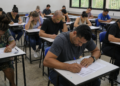 Candidatos realizam prova do processo seletivo do IBGE em sala de aula.
