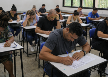 Candidatos realizam prova do processo seletivo do IBGE em sala de aula.