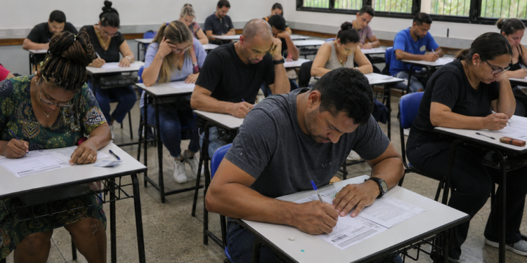 Candidatos realizam prova do processo seletivo do IBGE em sala de aula.
