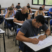 Candidatos realizam prova do processo seletivo do IBGE em sala de aula.