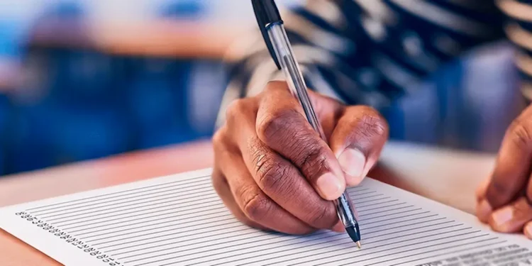 Participante preenche prova do Encceja, que terá reaplicação em outubro de 2026.