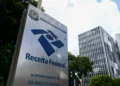 Fachada da Receita Federal em matéria sobre a validade temporária de notas fiscais sem IBS e CBS.