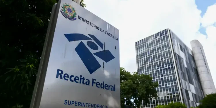 Fachada da Receita Federal em matéria sobre a validade temporária de notas fiscais sem IBS e CBS.