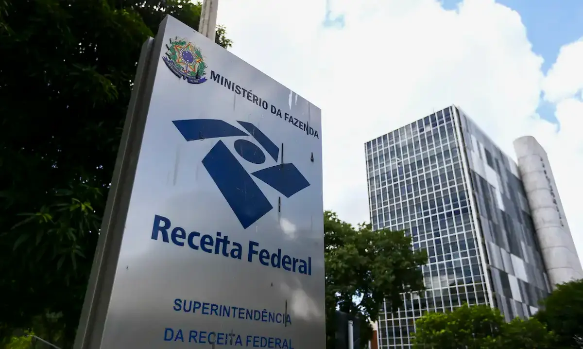 Fachada da Receita Federal em matéria sobre a validade temporária de notas fiscais sem IBS e CBS.