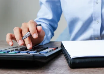 Empresário utiliza calculadora para apurar tributos do Simples Nacional.