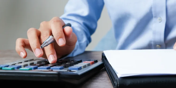 Empresário utiliza calculadora para apurar tributos do Simples Nacional.