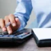 Empresário utiliza calculadora para apurar tributos do Simples Nacional.