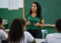 Professora orienta estudantes em sala de aula, representando a Rede de Interlocutores Escolares criada pelo Inep para o Enem 2026.