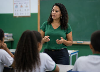 Professora orienta estudantes em sala de aula, representando a Rede de Interlocutores Escolares criada pelo Inep para o Enem 2026.