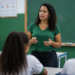 Professora orienta estudantes em sala de aula, representando a Rede de Interlocutores Escolares criada pelo Inep para o Enem 2026.