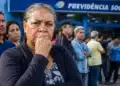 Pessoas aguardam atendimento em frente à Previdência Social, representando a tentativa do governo de acelerar a análise de benefícios do INSS.