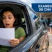 Candidata surpresa segura documento dentro de carro em área destinada a exames da CNH, representando o projeto que prevê a remarcação dos exames sem cobrança de nova taxa.