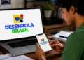 Pessoa acessa celular com o logotipo do Desenrola 2.0, representando a renegociação de dívidas antes do encerramento do prazo.
