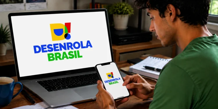 Pessoa acessa celular com o logotipo do Desenrola 2.0, representando a renegociação de dívidas antes do encerramento do prazo.