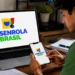 Pessoa acessa celular com o logotipo do Desenrola 2.0, representando a renegociação de dívidas antes do encerramento do prazo.