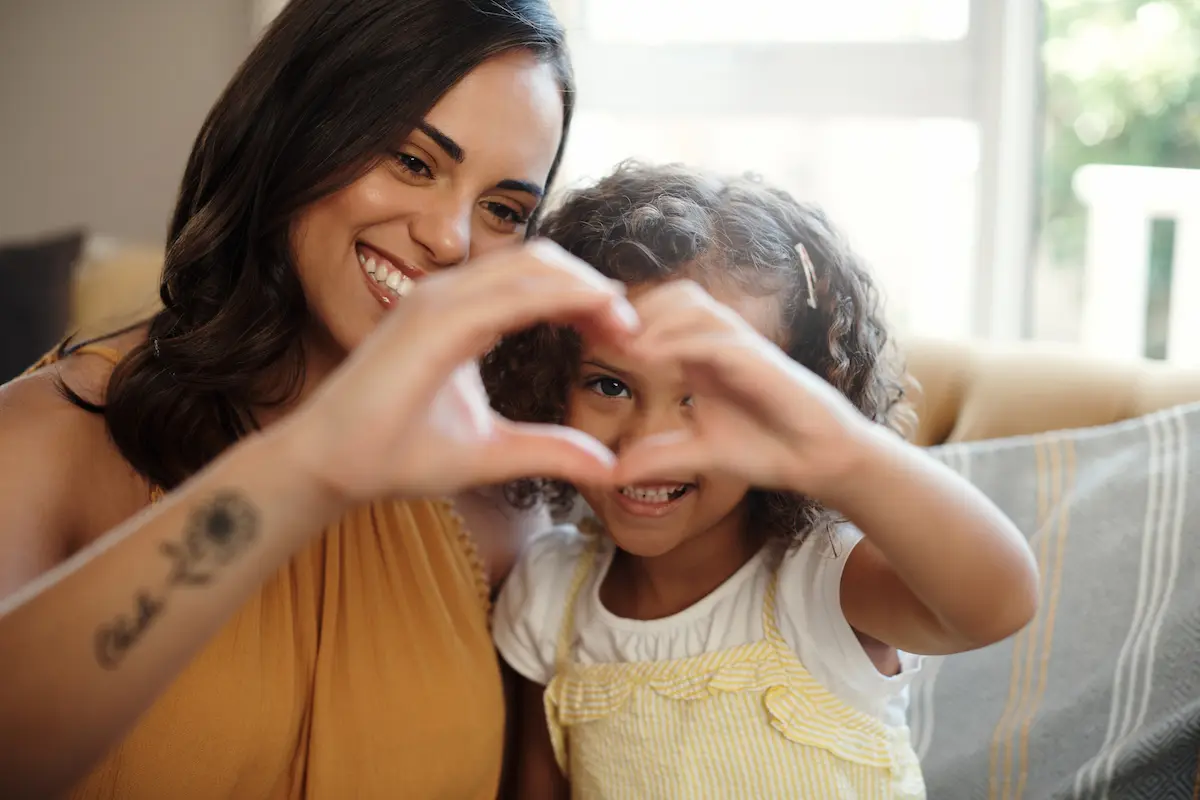 Mãe e filha juntas em casa, representando o cuidado familiar e o apoio à saúde mental pelo Meu SUS Digital.