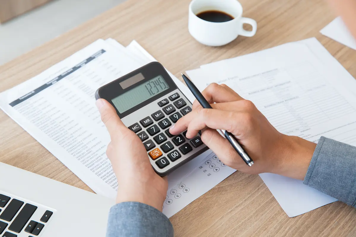 Pessoa usa calculadora para apurar valores relacionados ao Simples Nacional.