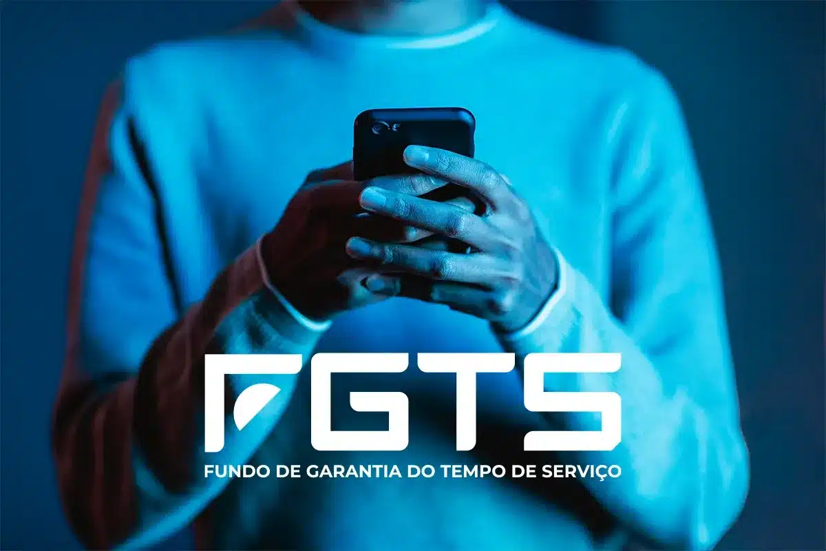 Saque Calamidade - Solicitação pelo app FGTS Pessoa utiliza o celular diante do texto sobre o FGTS, representando a solicitação do Saque Calamidade pelo aplicativo.